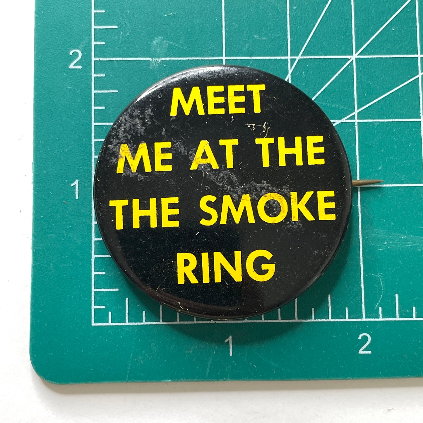 Meet Me At The Smoke Ring 1964 Worlds Fair Cigar Pavilion 60s Vintage Pinback Button 2"